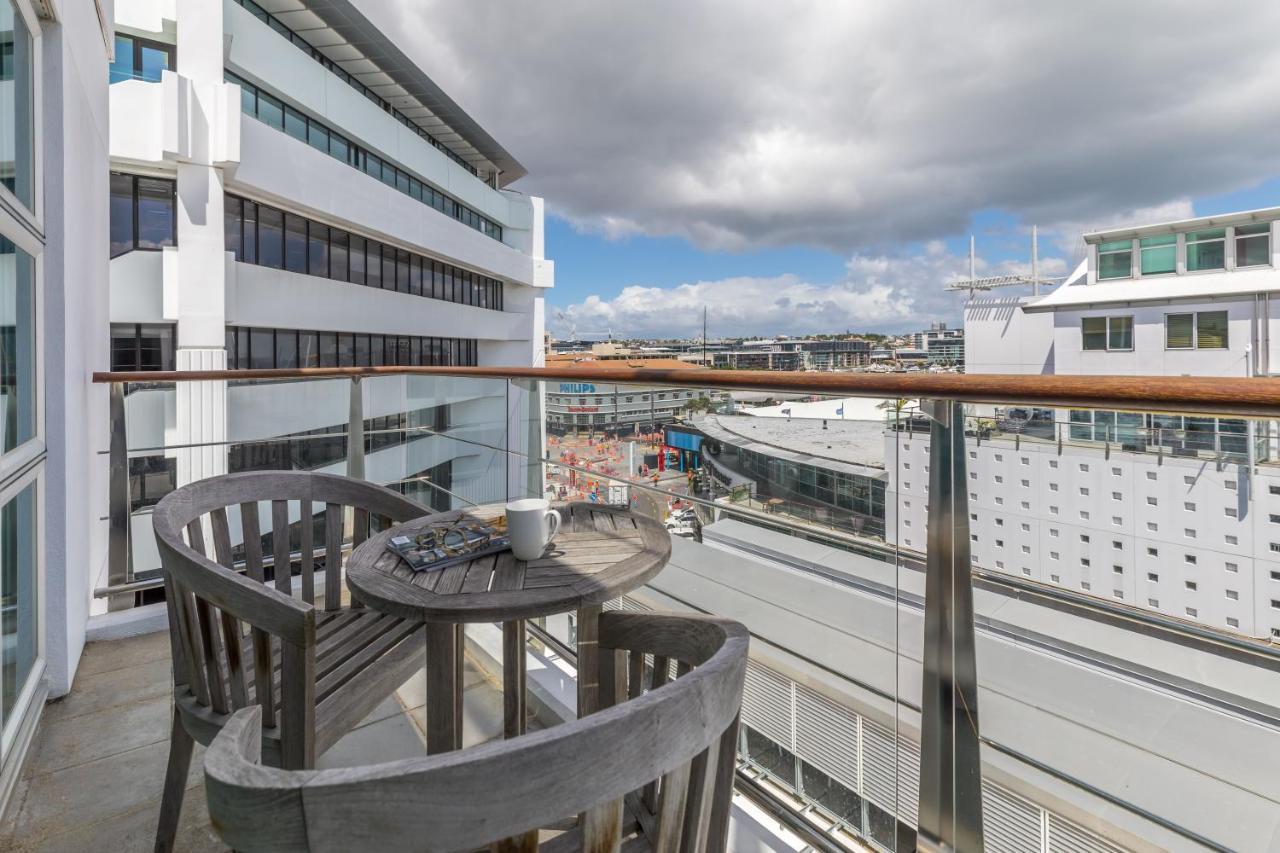 Stunning Waterfront Location With Huge Balcony! Appartement Auckland Buitenkant foto