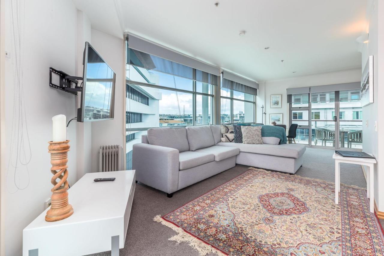 Stunning Waterfront Location With Huge Balcony! Appartement Auckland Buitenkant foto