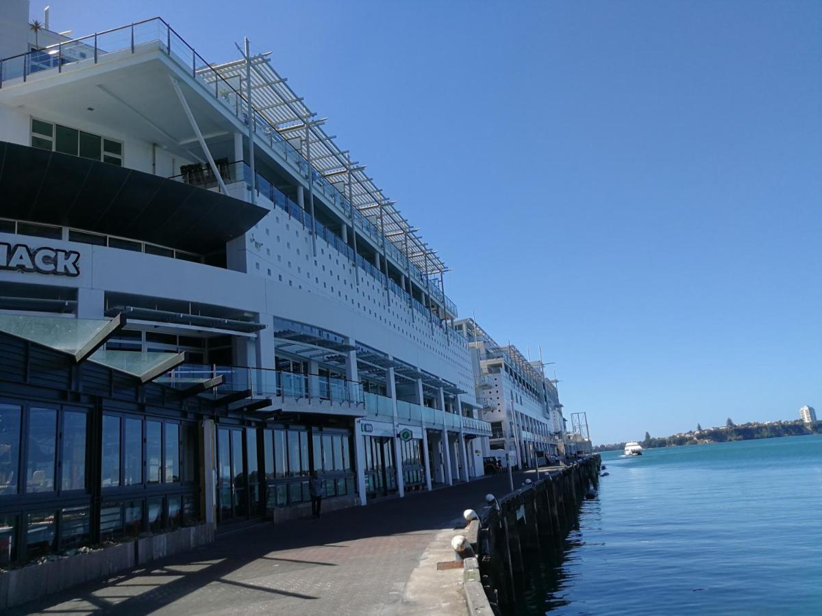 Stunning Waterfront Location With Huge Balcony! Appartement Auckland Buitenkant foto